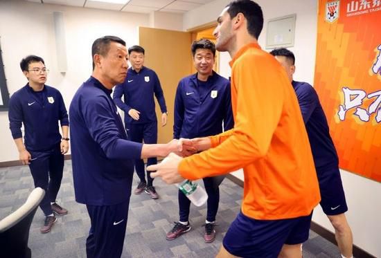 为了更贴合角色孟超，王俊凯不仅提前学习电焊，身高180cm的他更是减重到105斤，甚至和他二度合作的演员范伟在片场遇到他都惊叹“差点没认出来”